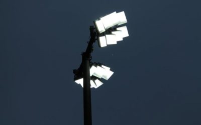 Sportplatz mit moderner LED-Beleuchtungstechnik